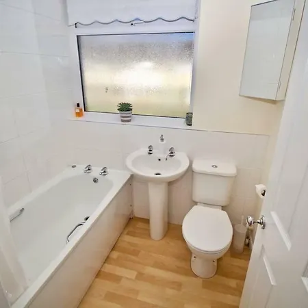 Henry'S Guesthouse Bath Exterior photo